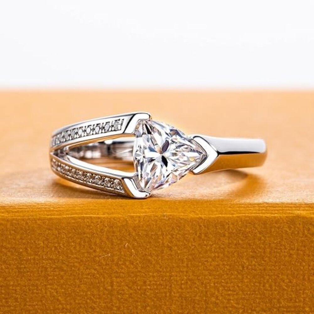 1cttw Triangle-Shape Moissanite D Color VVS1 Clarity Silver Wedding Ring
